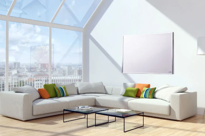 Helles Wohnzimmer mit Sofa